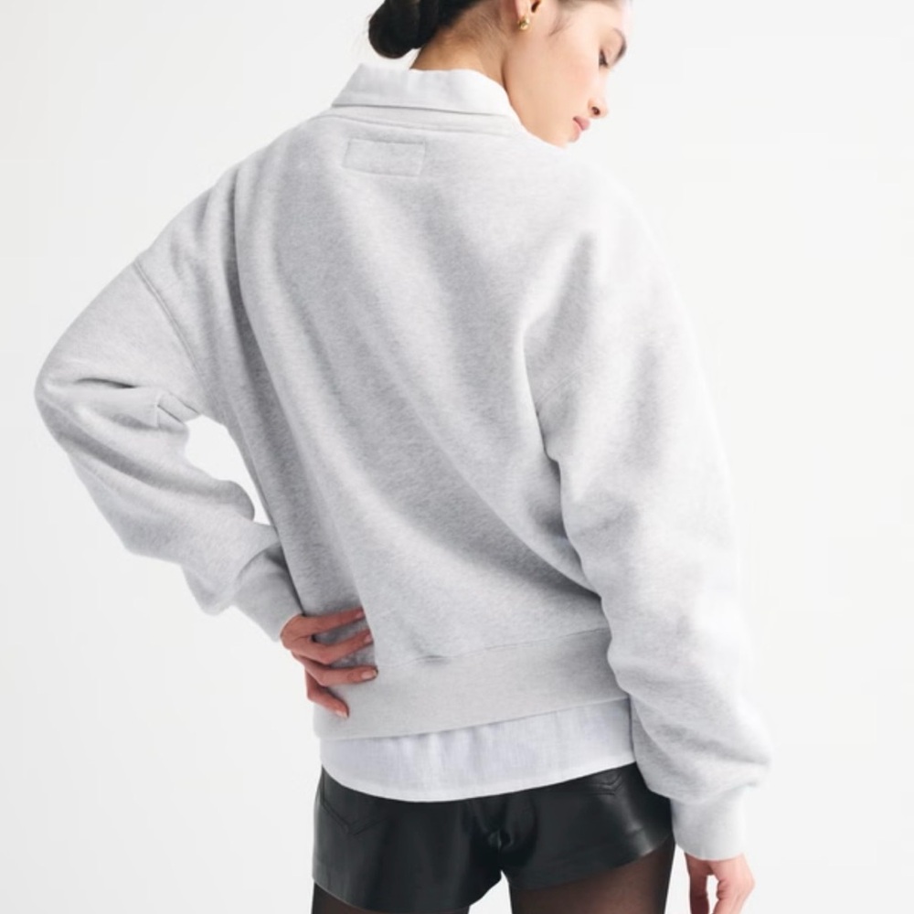 Abercrombie & Fitch Light Gray Long Sleeve Pullover Sweatshirt